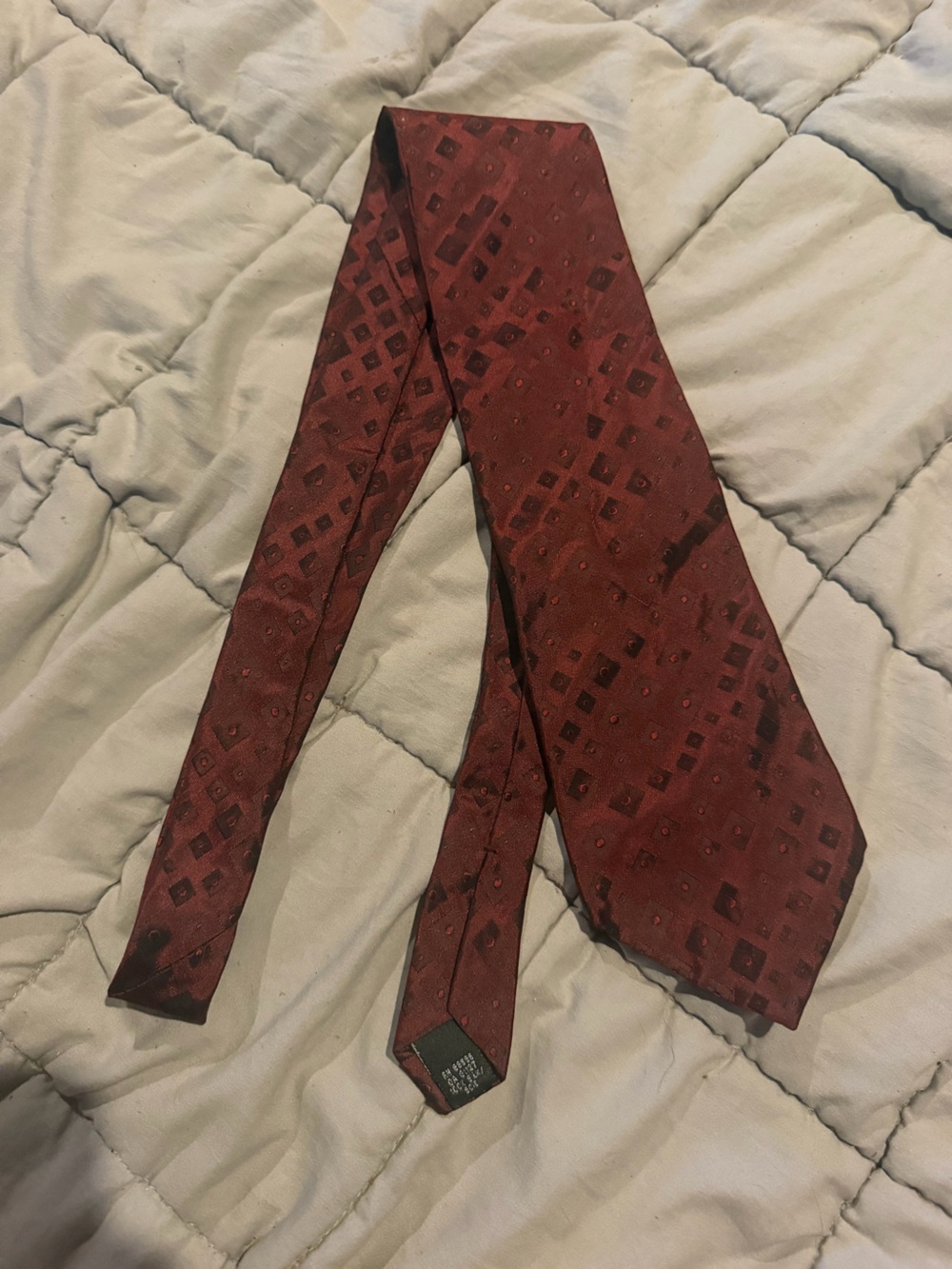 Classic Burgundy Men's Silk Tie with Geometric Motif